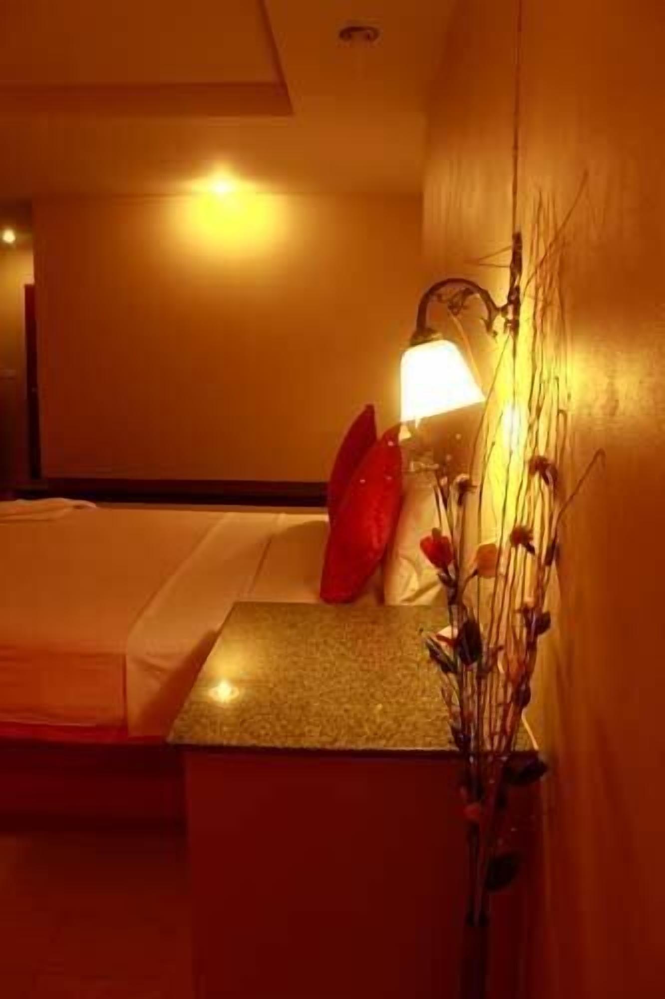 Sp House Phuket Hotel Pantai Kata Bagian luar foto